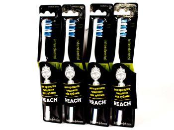Зубна щітка Reach "Interdental Essential care" середня жорсткість