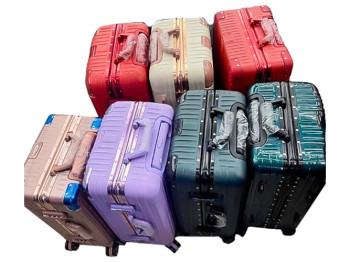 Чемодан пластиковый 20 