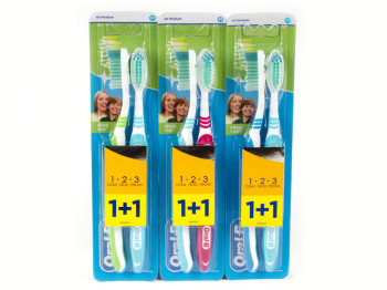 Зубна щітка Oral B "3-Effect натуральна свіжість" 40 середня 1шт + 1шт Бонус!