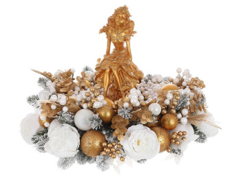 Новогодний венок Девочка, украшенный ветками хвои, ягод, цветами, 57х55х33см, цвет - медь с белым