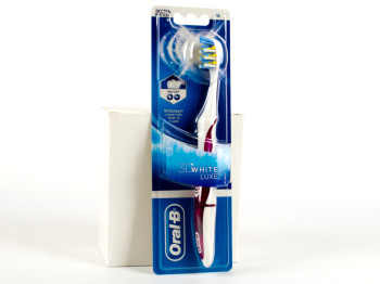 Зубна щітка Oral B "3D White Luxe" м'яка 1шт