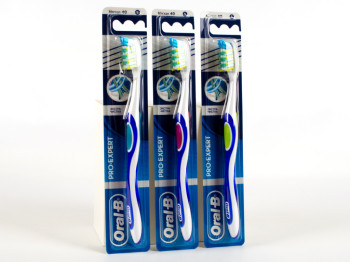 Зубна щітка Oral B "ProExpert 3D Чистота" м'яка 1шт