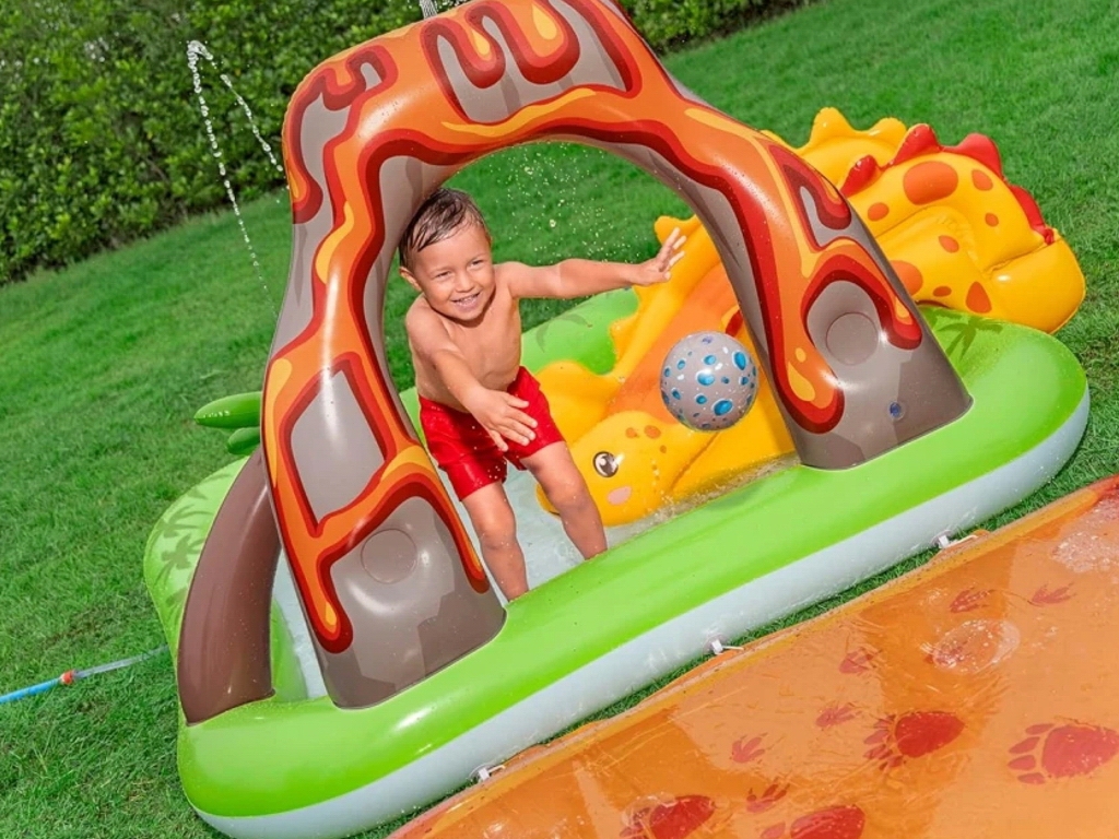 Игровой надувной центр с горкой и распылителем воды Volcano Springs 262-188-102 см, Bestway