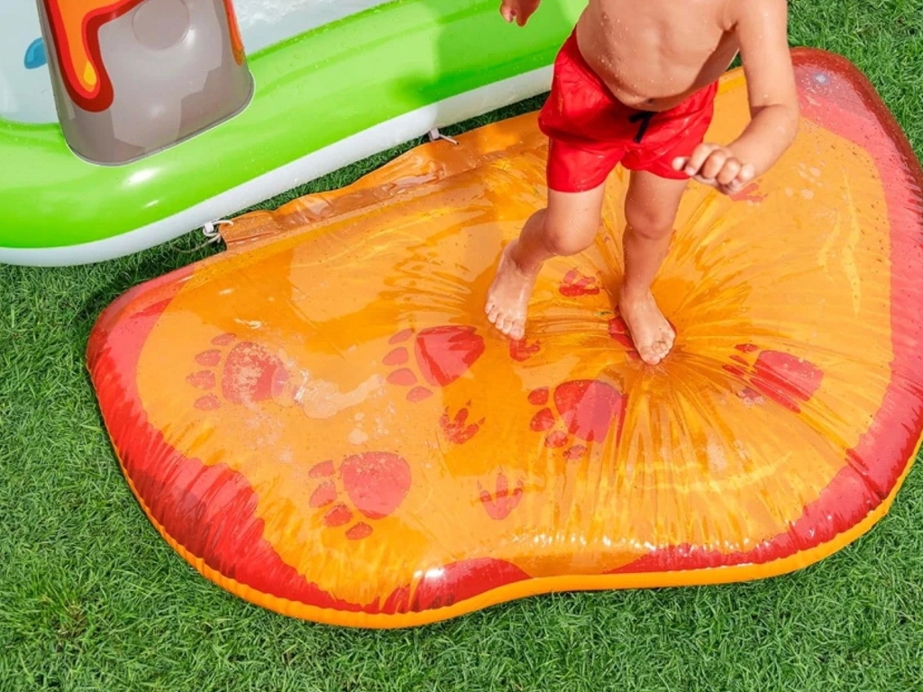 Игровой надувной центр с горкой и распылителем воды Volcano Springs 262-188-102 см, Bestway
