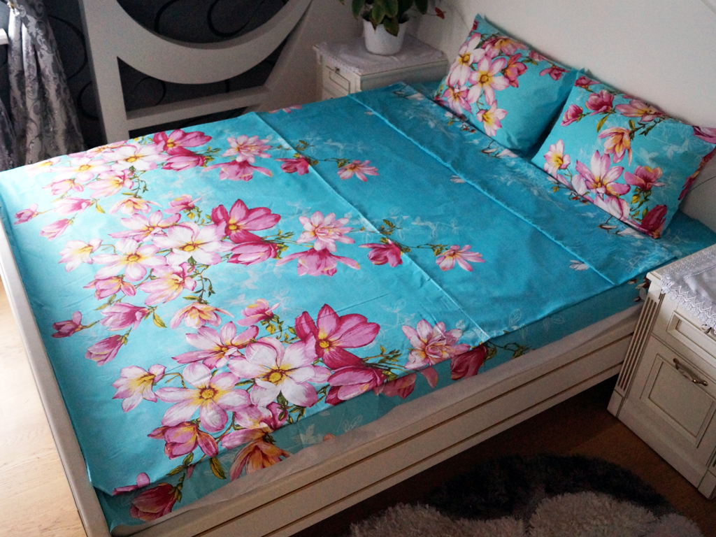 Комплект постельного белья. 100% хлопок. евростандарт "Цветы" на бирюзовом, 2 наволочки 70x70см